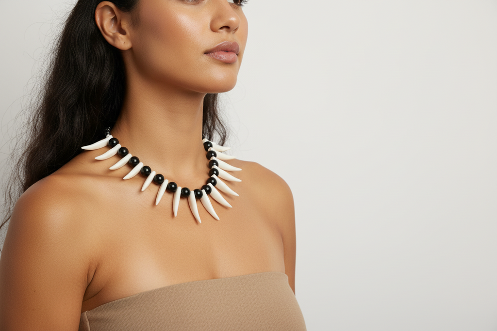 Collier à dents blanches et perles noires