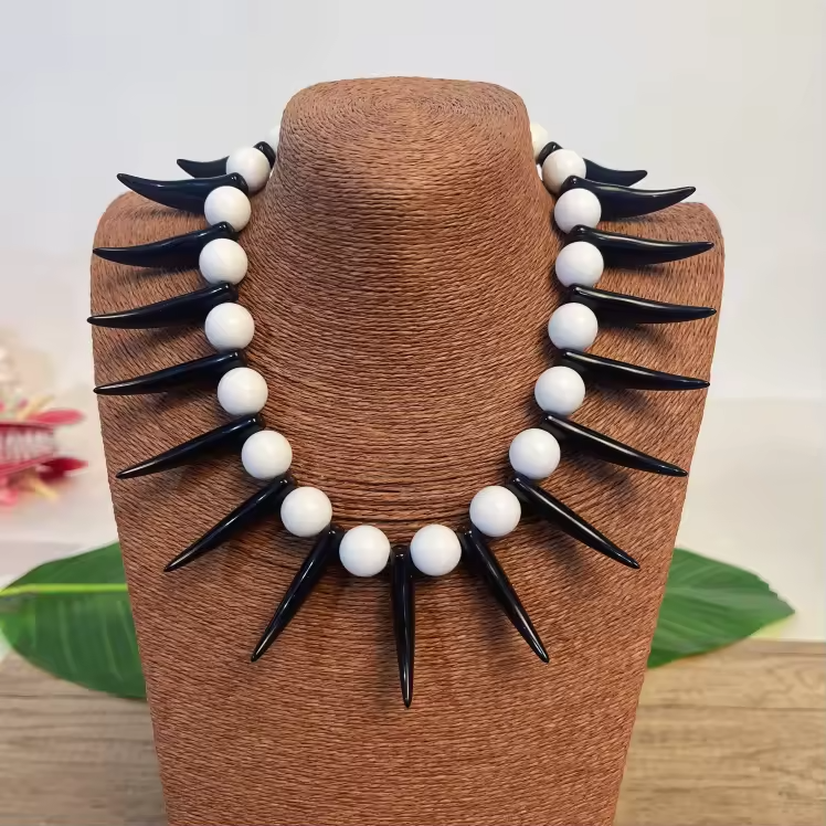 Collier à dents noires et perles blanches mixtes