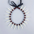 Collier à dents blanches perles rouges