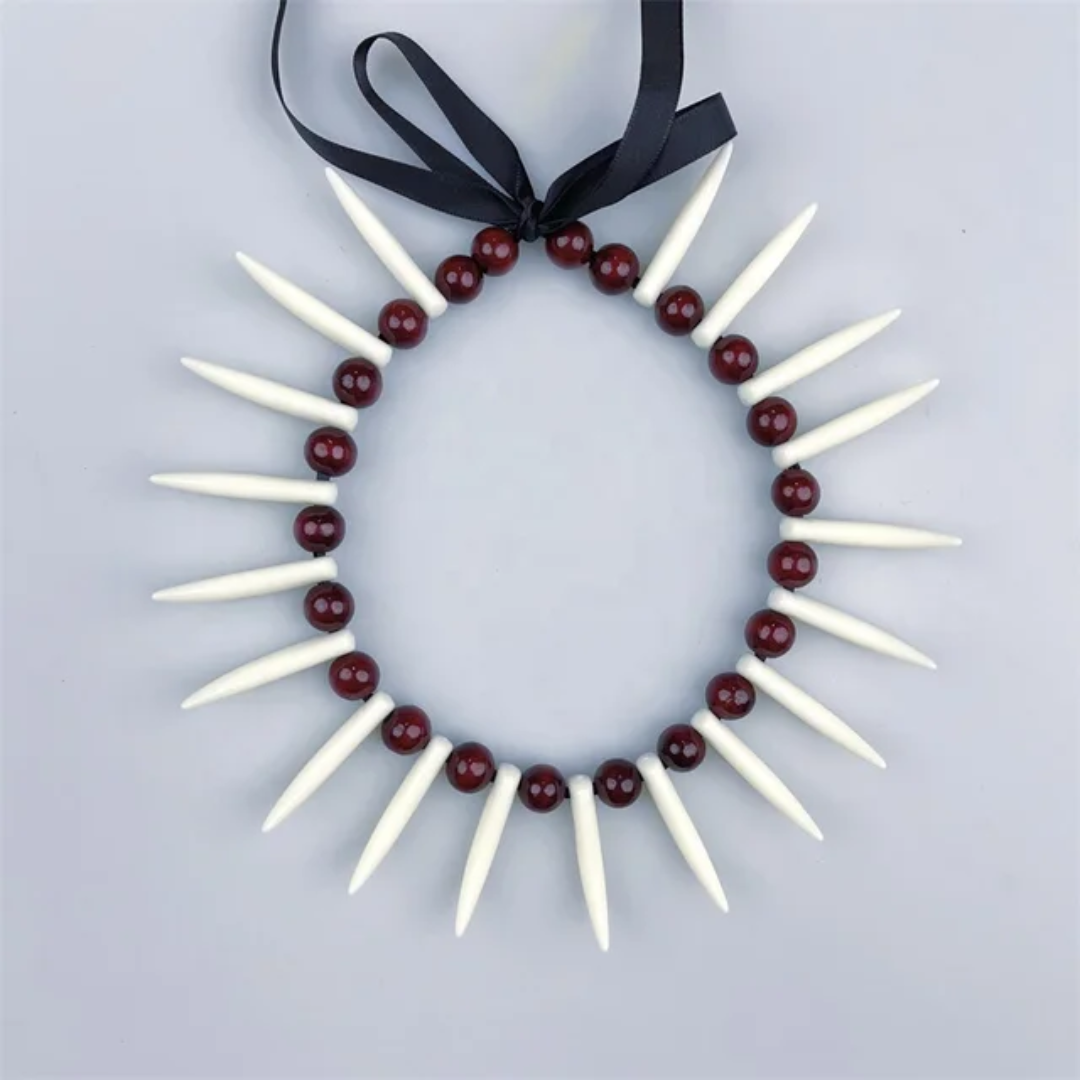 Collier à dents blanches perles rouges