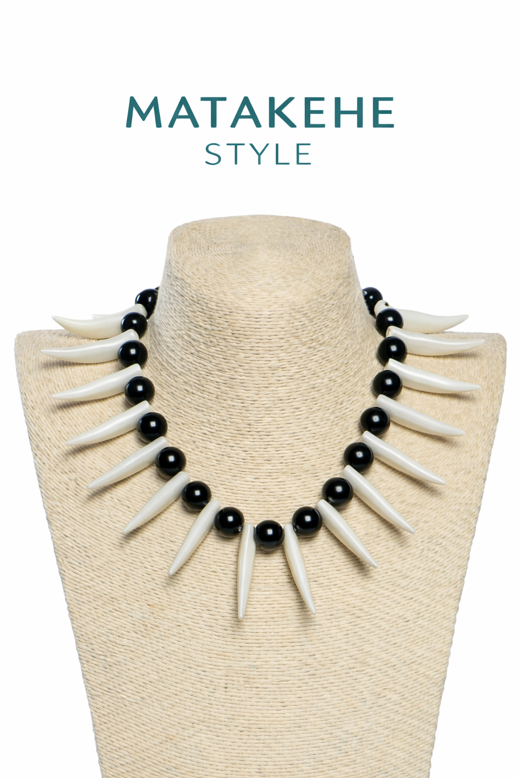 Collier à dents blanches et perles noires