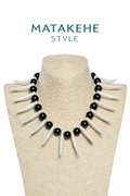 Collier à dents blanches et perles noires