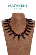 Collier à dents noires et perles rouges mixtes