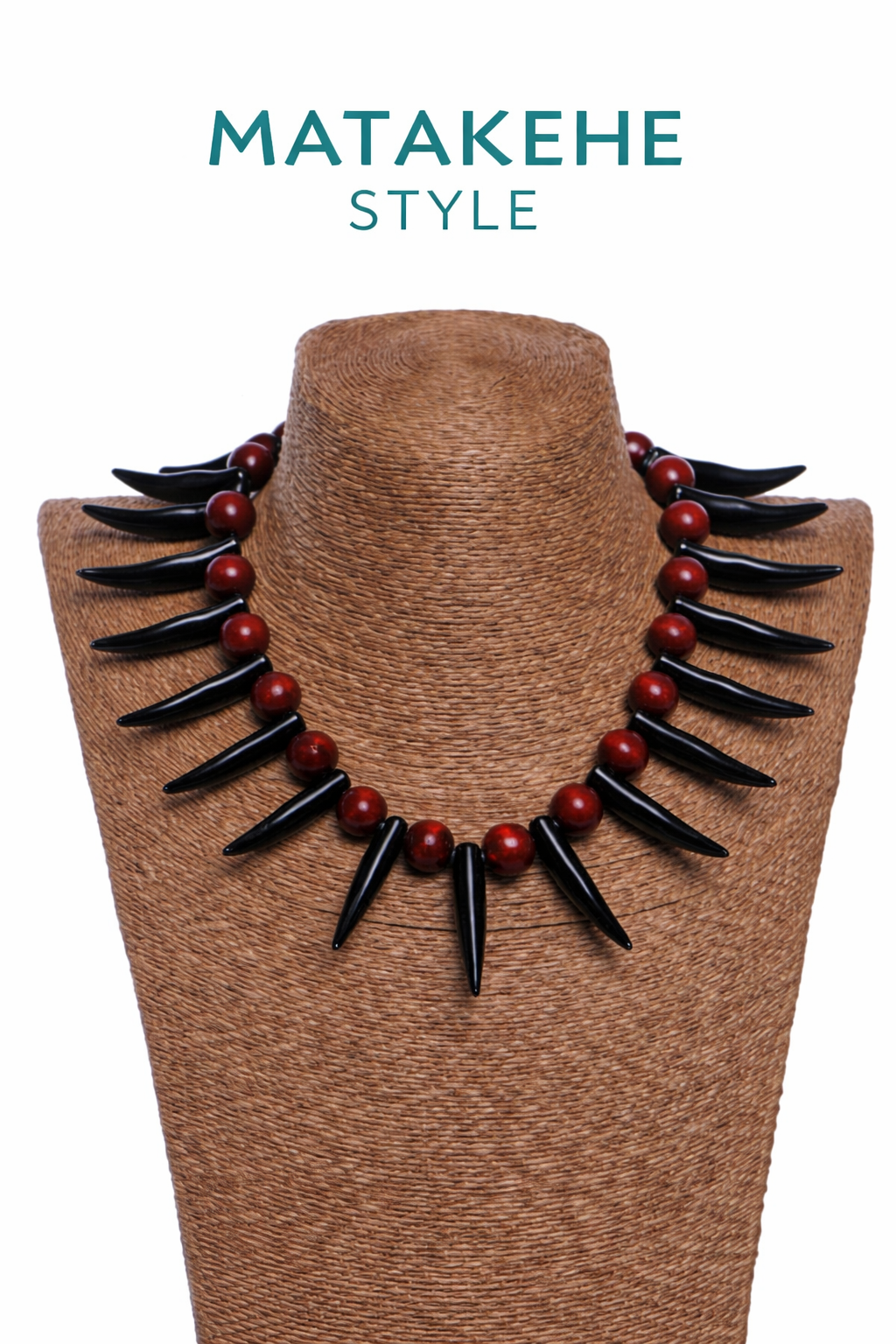 Collier à dents noires et perles rouges mixtes