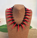 Collier à dents rouges et perles noires mixtes