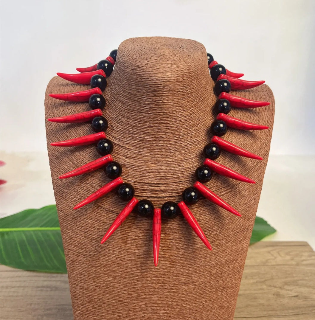 Collier à dents rouges et perles noires mixtes